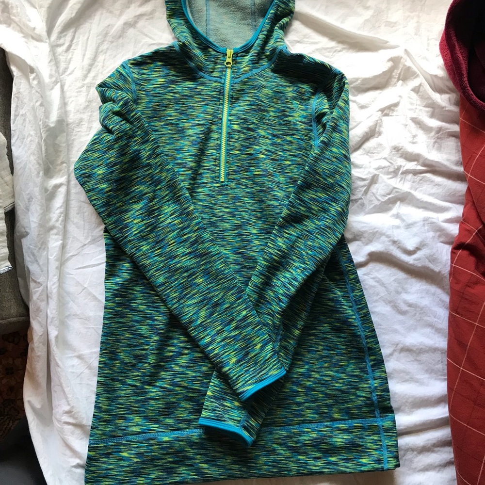 Long fitted hooded half-zip fleece